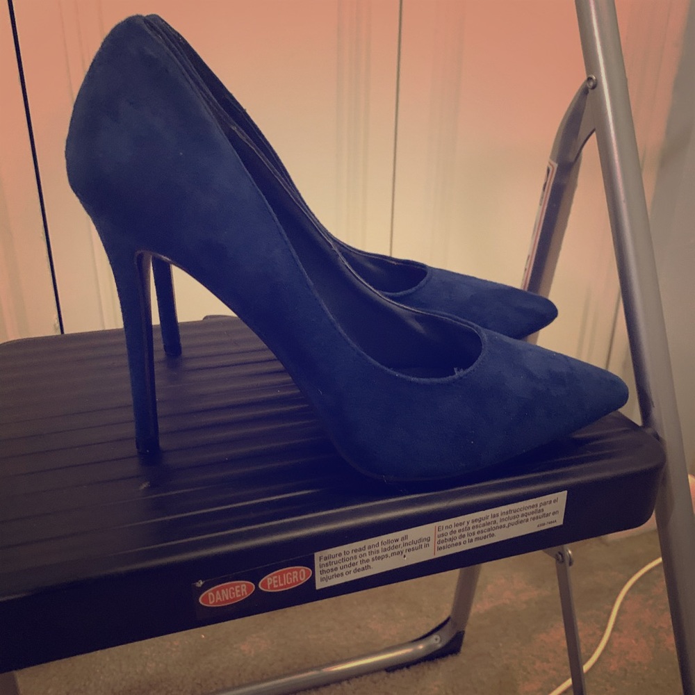 Suede navy blue pump